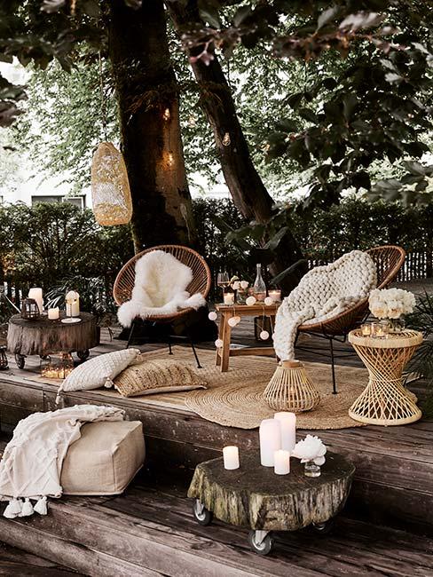 Przytulny ogród w stylu boho oświetlony świeczkami i girlandami