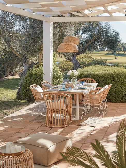 śródziemnomorski taras z rattanowymi meblami