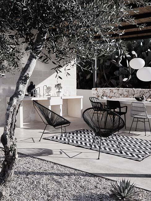 nowoczesny taras w czerni