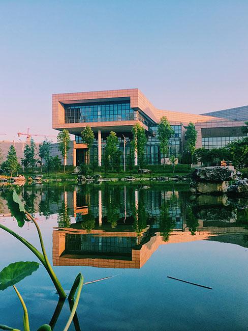 nowoczesny budynek nad wśród zieleni