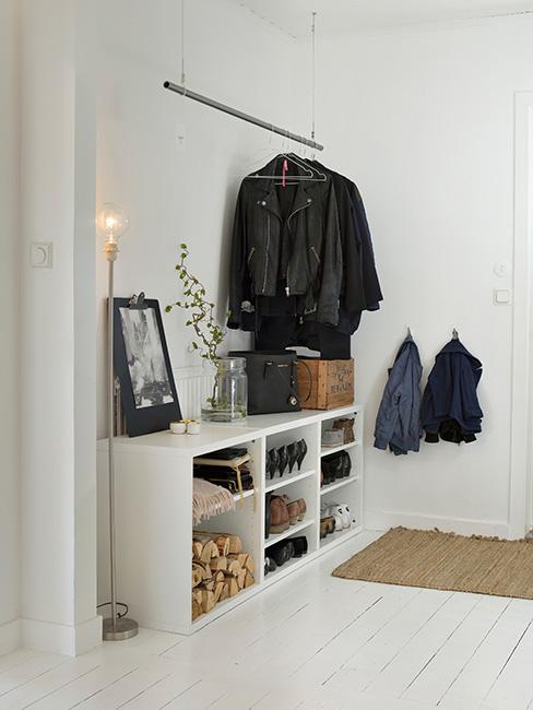 Jasny korytarz w domu z wieszakami na ubrania