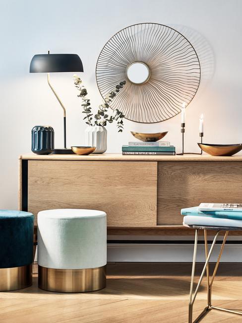 Korytarz w domu z drewnianymi dodatkami