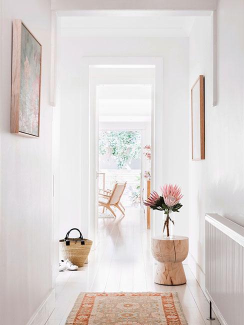 Jasny korytarz udekorowany kwiatami