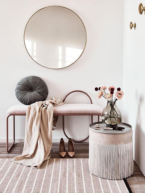 Korytarz w domu z lustrem, kwiatami i ławką do siedzenia