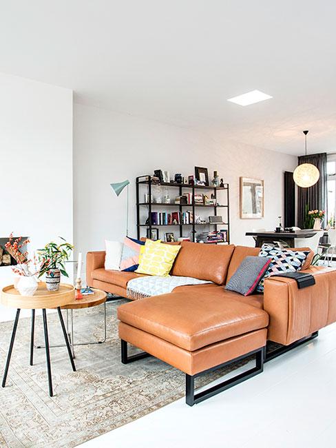 salon w lofcie ze skórzaną sofą w ciepłych barwach