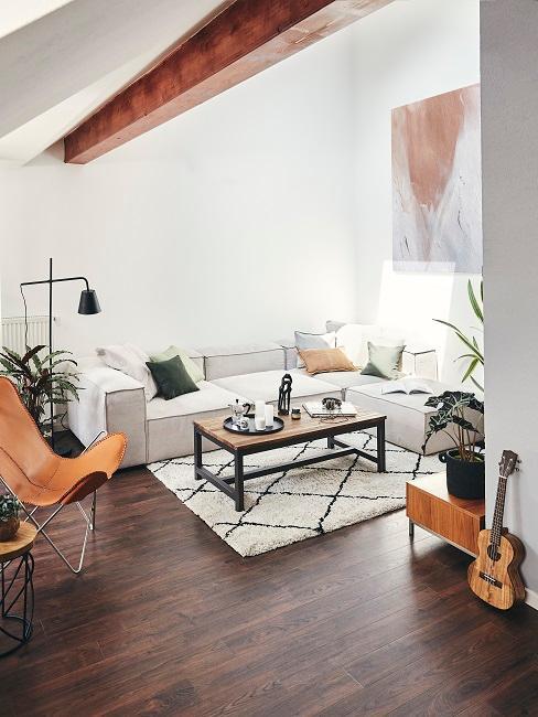 jasny salon w stylu loftowym z sofą modułową