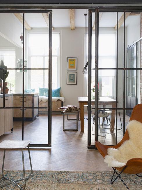 przestrzeń loftowa z drzwiami ze szkła