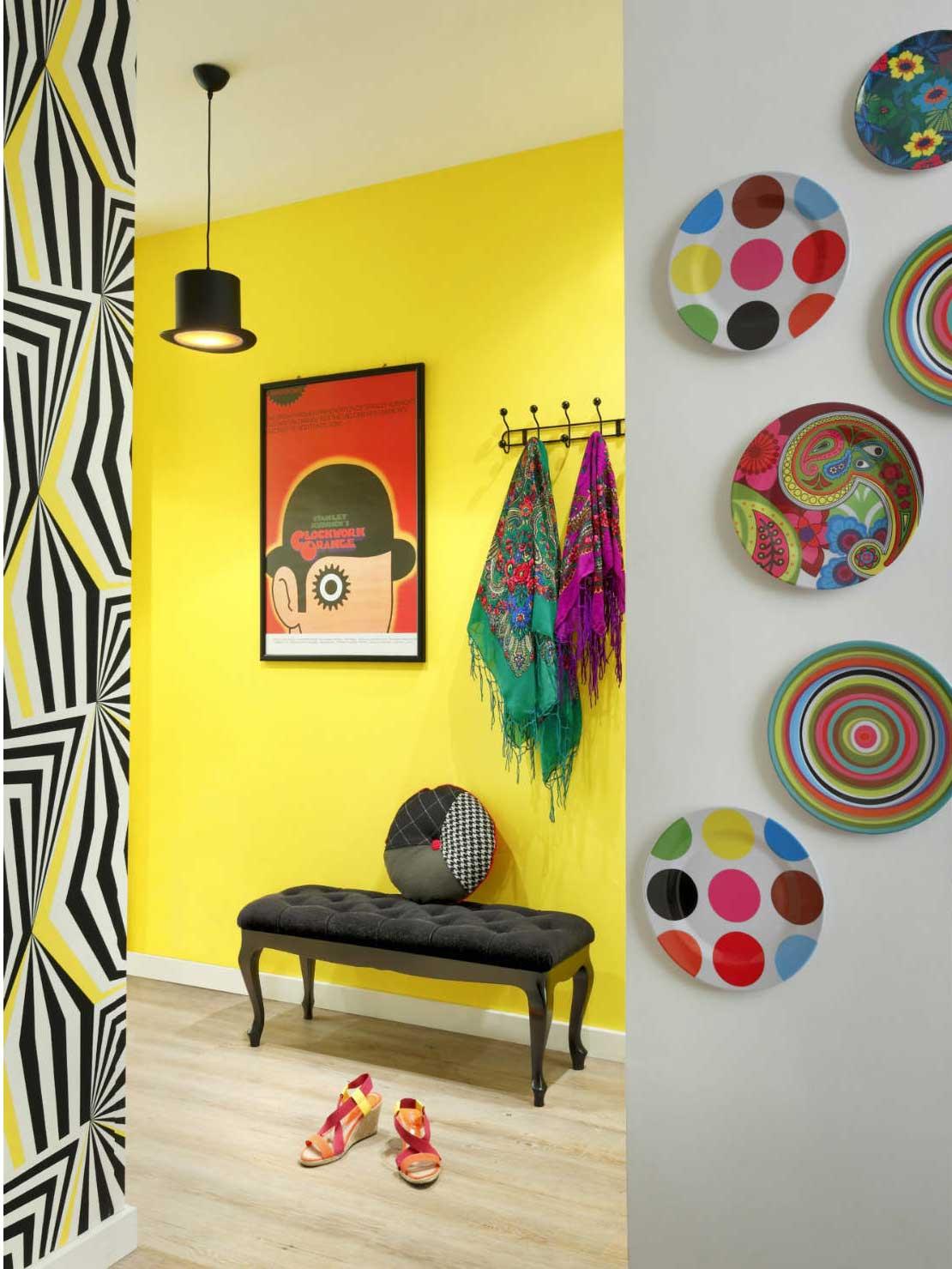 Oryginalny wystrój przedpokoju, żywe kolory, kolorowe talerze na ścianach