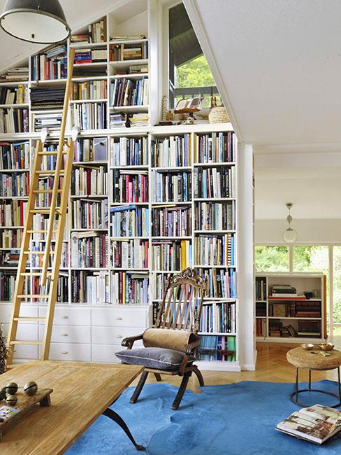 biblioteka w mieszkaniu z antresolą