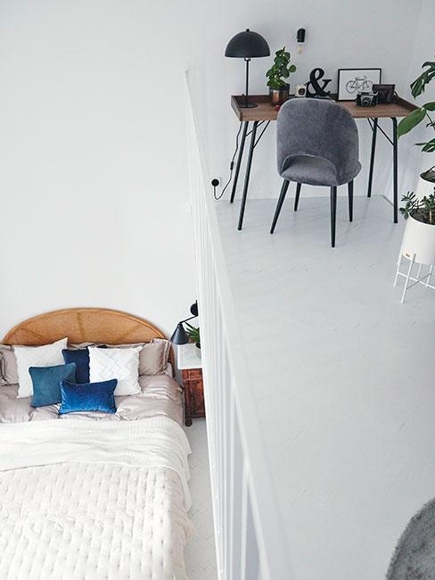biuro domowe na antresoli w małej sypialni