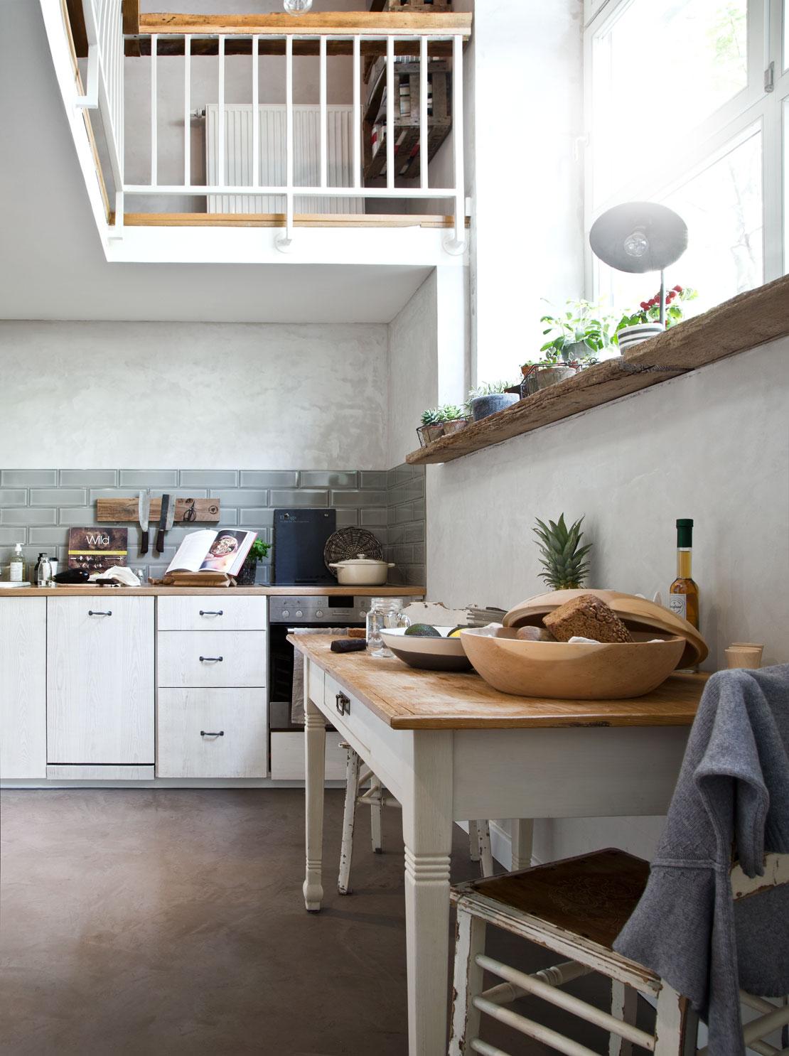 jasna kuchnia w mieszkaniu z antresolą