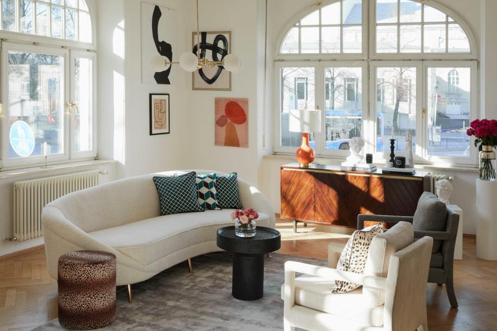 tło zoom sofa nerka w paryskiej kamienicy