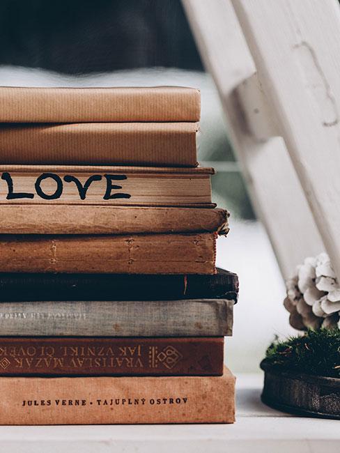 Stare książki ułożone jedna na drugiej