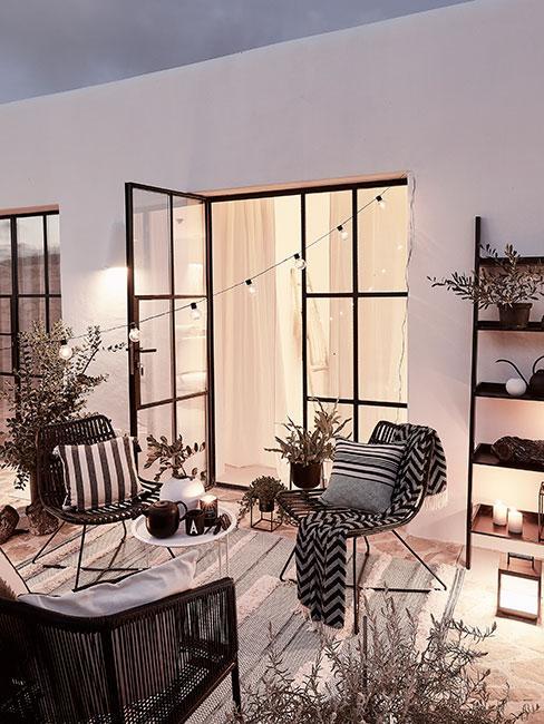 Nowoczesny taras z dekoracjami