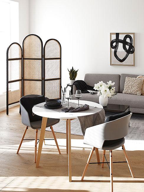 Salon w jasnych barwach z parawanem