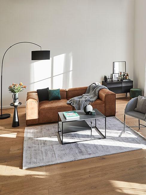 Nowoczesne wnętrza: salon w stylu nowoczesnym ze skórzaną kanapą