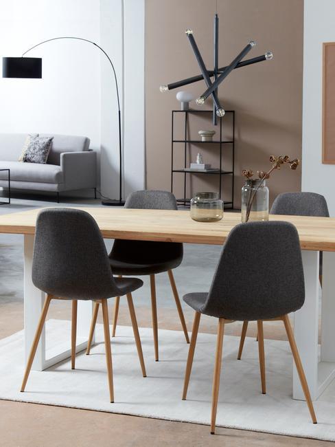 Styl loftowy: jadalnia z nowoczesnym oświetleniem