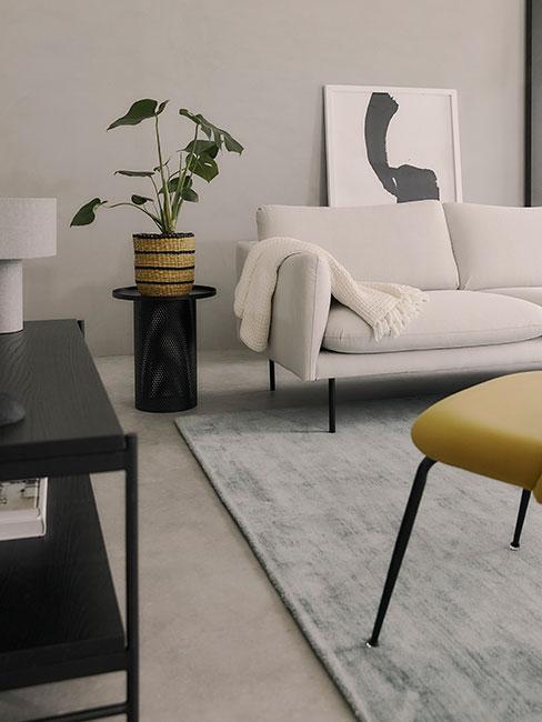 nowoczesny salon z białą sofą w stylu loftowym
