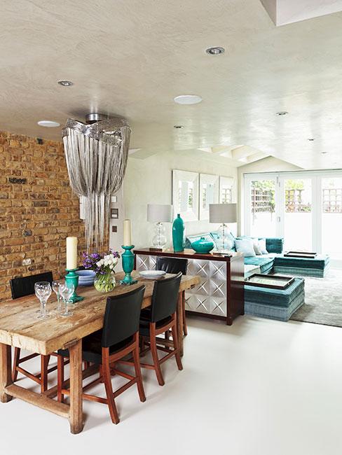 cegła w salonie przy jadalni