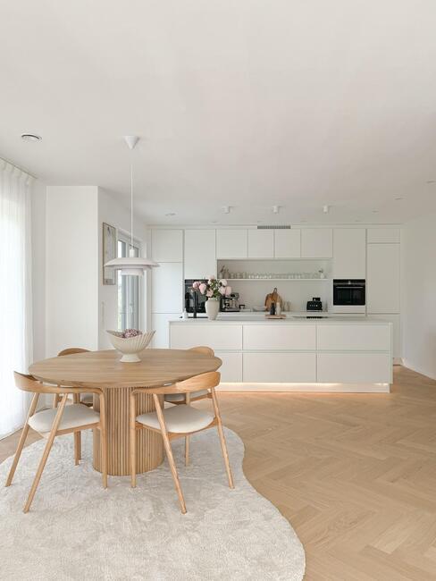 Biała kuchnia z jadalnią