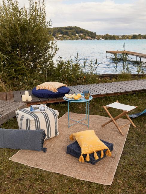 Taras z kocem i poduszkami na majówce