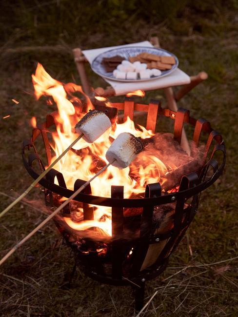 Zbliżenie na ognisko podczas majówki