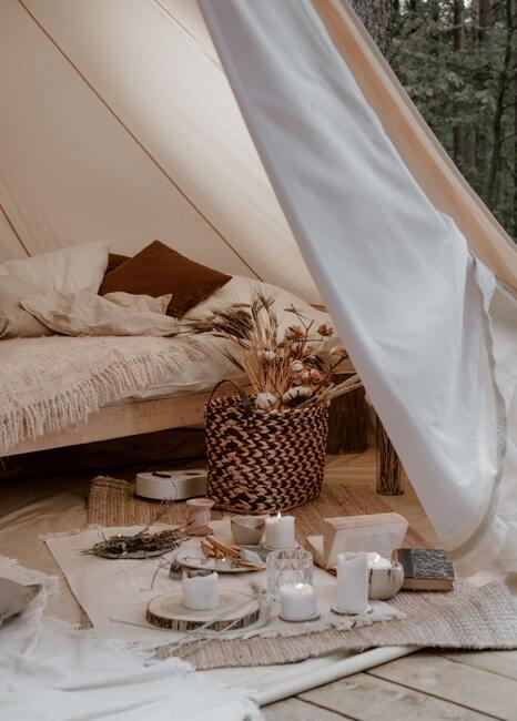 Zbliżenie na namiot majówka