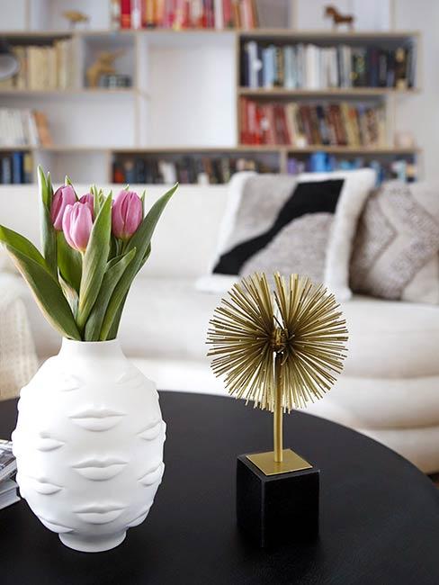 Zbliżenie na modernistyczne dekoracje na stole