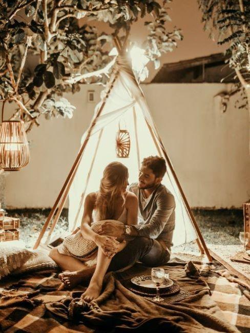 para w anmiocie w ogrodzie podczas majówki