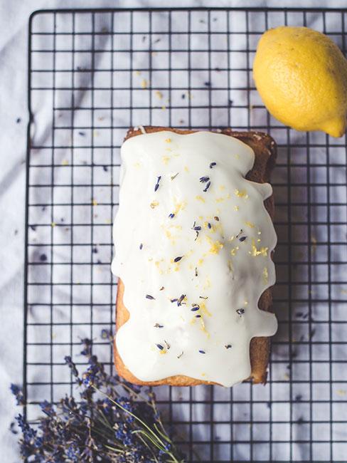 ciasto cytrynowe udekorowane suszoną lawendą