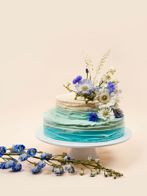 wielopiętrowy tort komunijny w odcieniach turkusu
