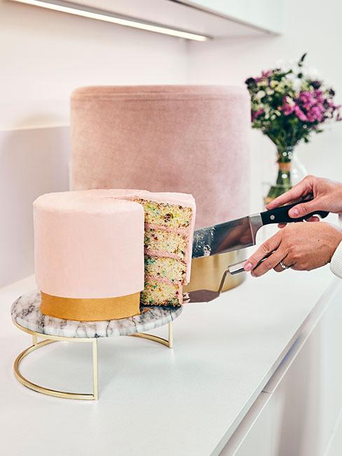 Różowy tort w kształcie pufu