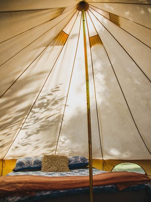 Co zabrać ze sobą pod namiot: namiot w środku