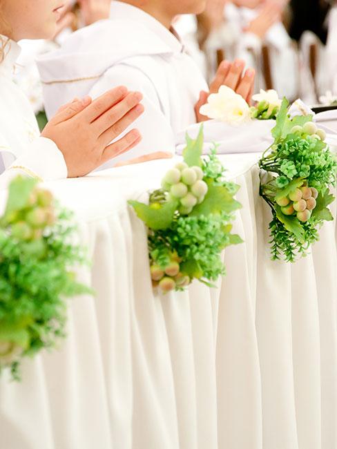 Dzieci w strojach pierwszokomunijnych