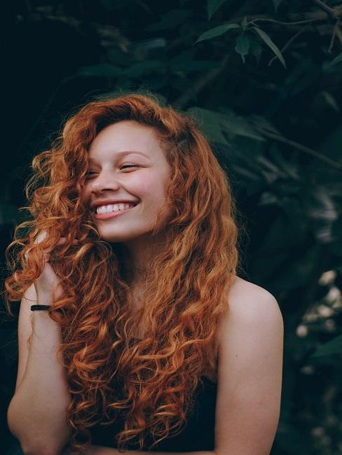 Curly Girl Method Pani z kręconymi włosami stosująca curly hair method