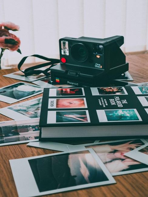 Aparat na stole oraz album ze zdjęciami jako prezent na 40 urodziny