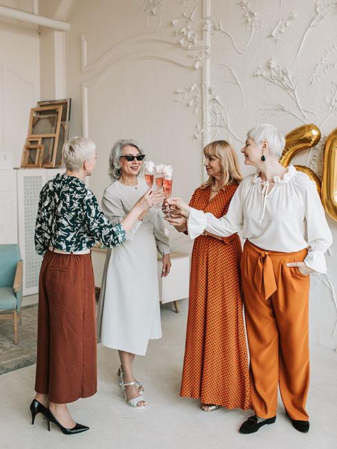 4 eleganckie kobiety świętujące 50 urodziny