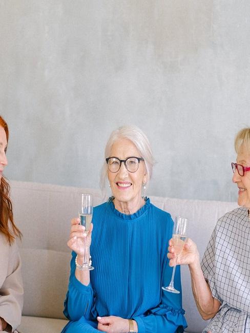 Kobiety trzymające kieliszki ze szampanem