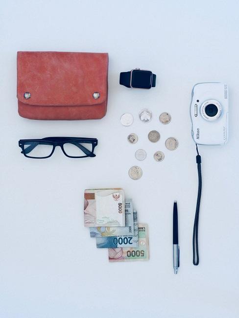 Rzeczy do spakowania na wyjazd: aparat fotograficzny, okulary, pieniądze