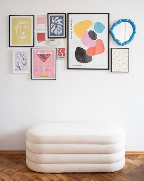 obrazy na ścianie i łąwka alto