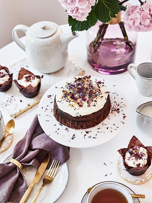 Czekoladowy tort z posypką jako Prezent urodzinowy