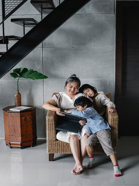 Dzieci z matką oglądające bajki