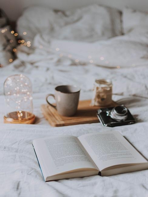 Książka leżąca na łóżku