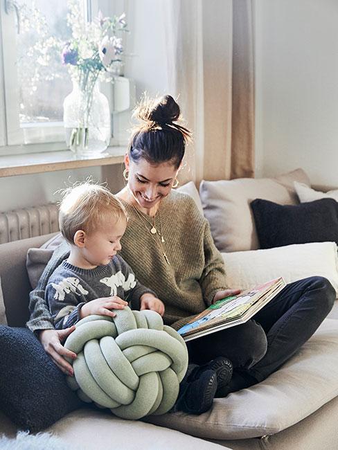 Mama czytająca dziecku najlepsze bajki