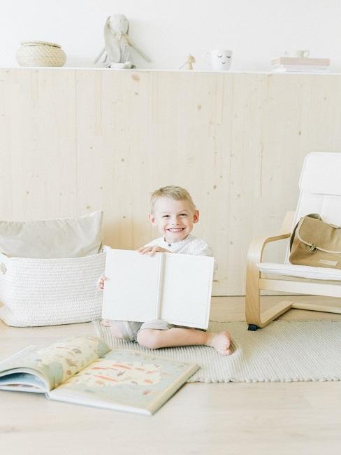 Chłopak w jasnym pomieszczeniu trzymający książkę