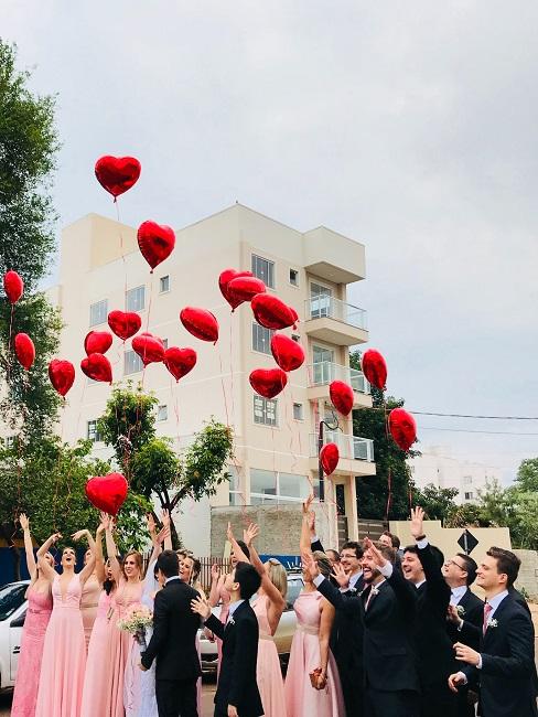 Atrakcje na wesele Goście puszczający balony w kształcie serca jako atrakcja na wesele