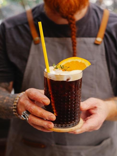 Barman trzymający drink jako atrakcja na wesele
