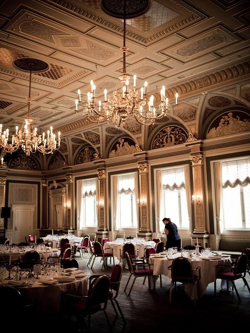 Restauracja z dużymi żyrandolami jako miejsce na zaręczyny