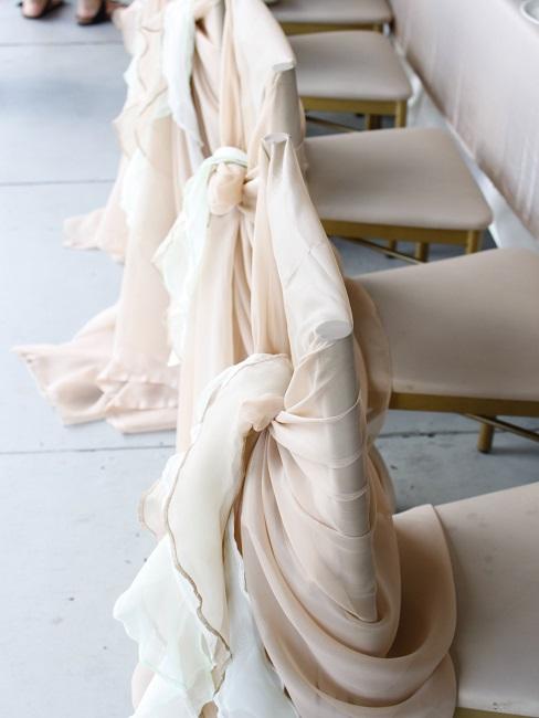 Kremowe zdobienia na krzesłach na wesele do 50 osób