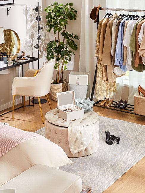 garderoba w jasnej kawalerce w stylu glamour